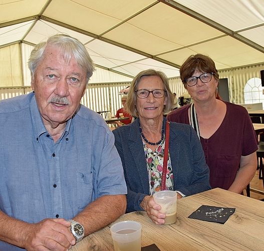 Rolf und Susanne Steiner sowie Marianne Eng (alle Grenchen) genehmigten sich auch zuerst einen Kaffee im Zelt. 