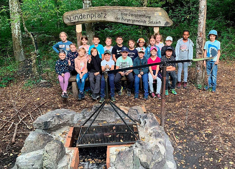Die Grenchner Rotarier haben den Grillplatz Linden in Selzach wieder in Schuss gebracht. Kinder und auch Erwachsene freut’s. Das Resultat nach einigen Arbeitsstunden von 16 Rotariern lässt sich jedenfalls sehen. Bilder: zvg