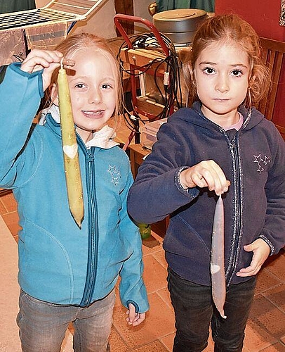 Schaut her, das sind unsere Kerzen: Sereina und Aline (von links).