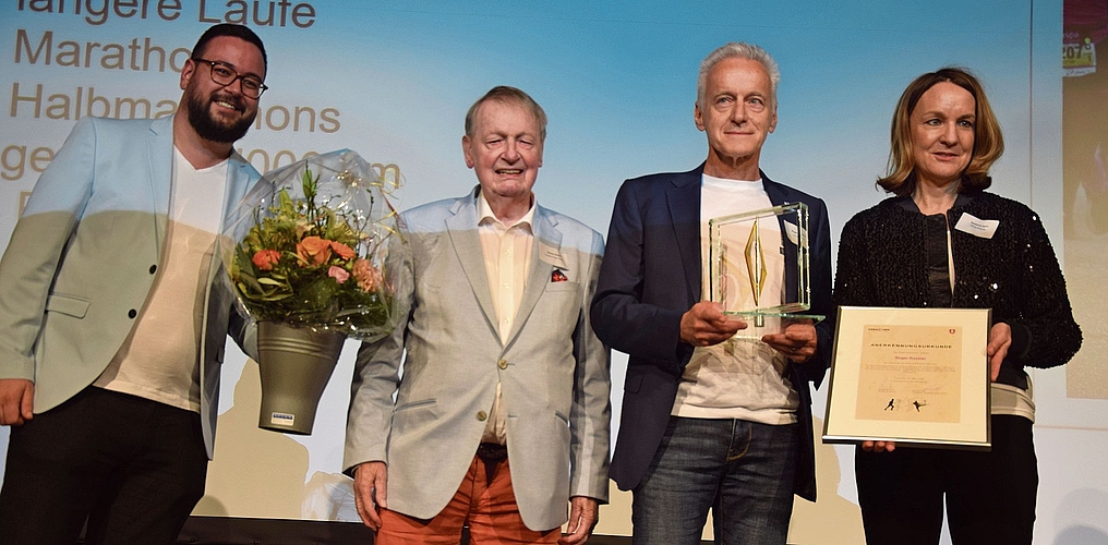 Andreas Schaad (Arbeitsgruppe Sport), Bruno Huber und Stadtpräsidentin Susanne Sahli (von links) bei der Pokalübergabe an Roger Rossier.