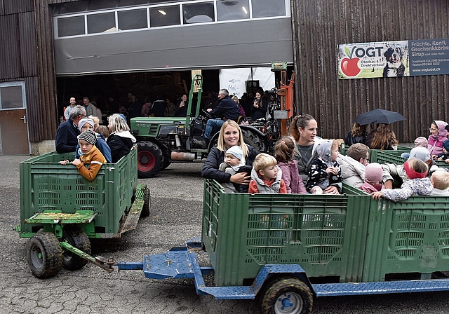 Konrad Vogt am Steuer und viele zufriedene kleine und grössere Gäste auf den Wagen des «Öpfuzüglis».