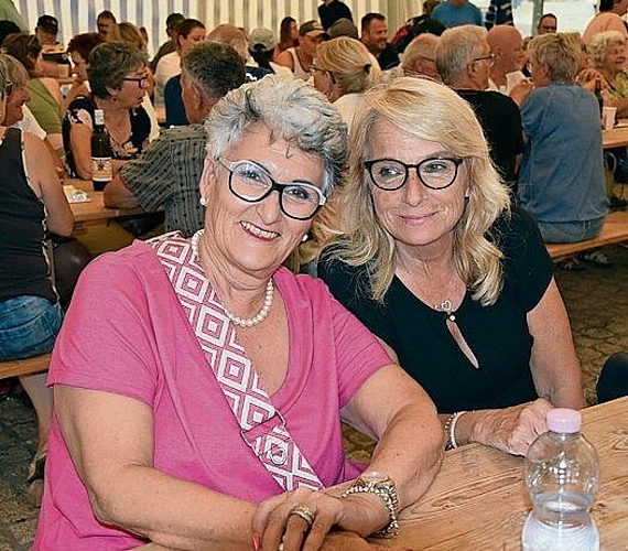 Ursula Alaya (Kaufmann Transporte Grenchen) und Caroline Käser (rechts) geniessen einen ungezwungenen Abend.