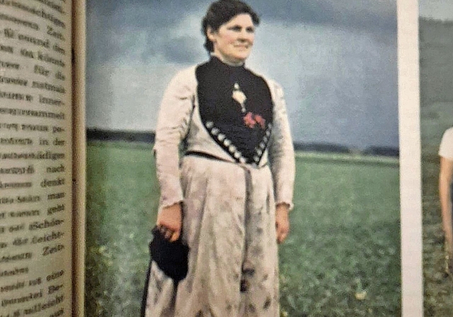 Die Trachtengruppe Grenchen sucht nach Antworten: Ist die Dame auf dem Bild in einer Grenchner Tracht zu sehen, und kennt allenfalls jemand diese Frau?Bild: zvg