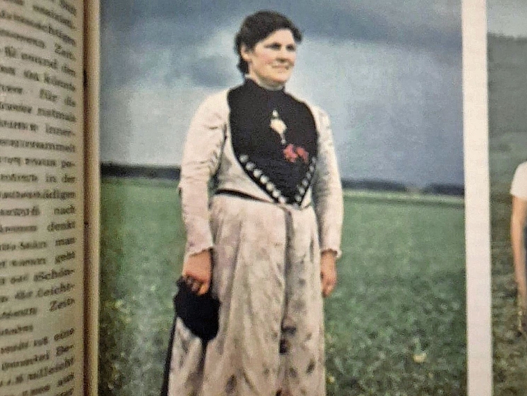 Die Trachtengruppe Grenchen sucht nach Antworten: Ist die Dame auf dem Bild in einer Grenchner Tracht zu sehen, und kennt allenfalls jemand diese Frau?Bild: zvg