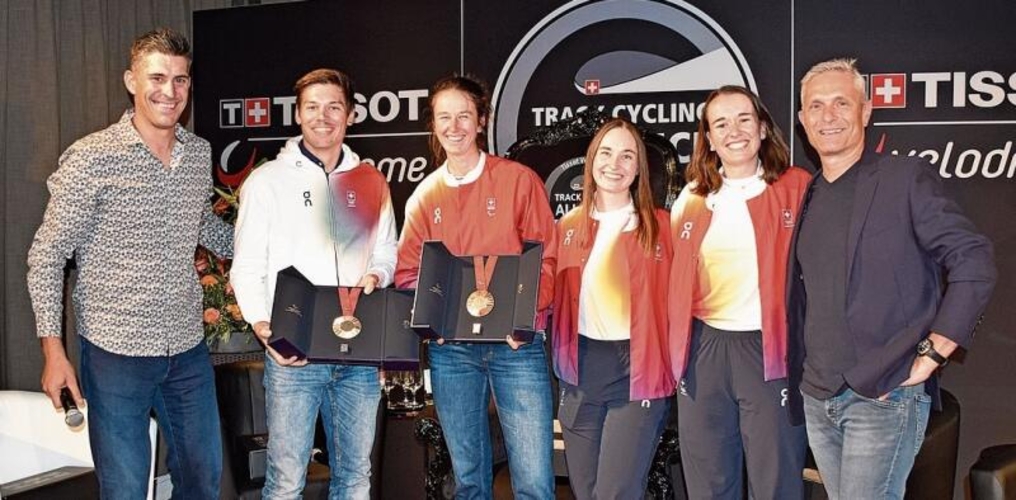 Gleich vier Teilnehmer der Olympischen Sommerspiele in Paris waren an der 11. Track Cycling Alliance Night im Tissot Velodrome in Grenchen zugegen: Alex Vogel (Zweiter von links) und rechts von ihm Flurina Rigling (gewann Bronze und Silber an den Paralympics in Paris), Aline Seitz und Michèle Andres (sie stammt ursprünglich aus Grenchen), flankiert von Tissot-Velodrome-Geschäftsführer Peter Wirz (rechts) und Moderator Franco Marvulli (links; gewann mit Bruno Risi im Zweier Silber auf der Bahn an den Olympischen Sommerspielen 2004 in Athen).
