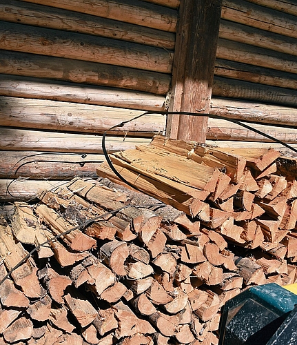 Die Holzerhütte der Bürgergemeinde wurde zum Selbstbedienungsladen von Holzspalten. 