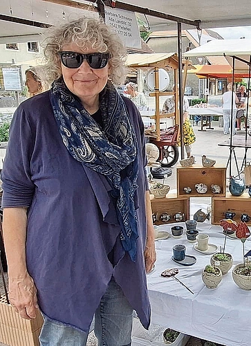 Barbara Schneider aus Pieterlen töpfert ihre angebotenen Schätze alle selbst und brennt sie im eigenen Ofen. Barbara Schneider aus Pieterlen töpfert ihre angebotenen Schätze alle selbst und brennt sie im eigenen Ofen.