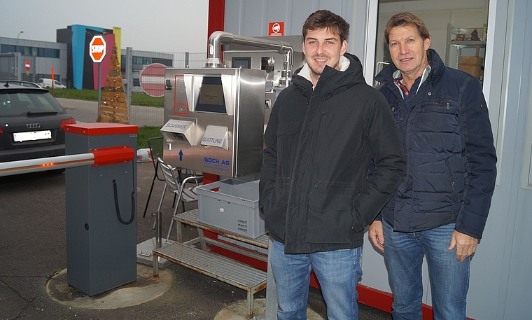 Simon und Thomas Schlunegger (v.l.) vor dem modernen Bezahl-Terminal im Entsorgungshof in Grenchen: «Das ist eine Investition in die Zukunft.»