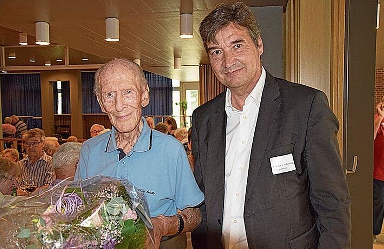 Der 100-jährige Max Egli wird vom Stadtpräsidenten François Scheidegger speziell geehrt.