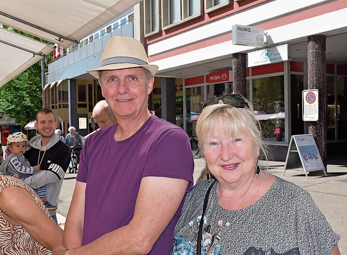 Marlis und Christoph Ris aus Bettlach geniessen die Stimmung auf dem Marktplatz. Marlis und Christoph Ris aus Bettlach geniessen die Stimmung auf dem Marktplatz.