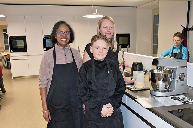 Fabian (vorne) begleitete seine Mutter Nicole Knuchel (rechts). Links Shanti Kanesh. Sie gehörten zu den Pierogi-Machern (Hauptgang). 