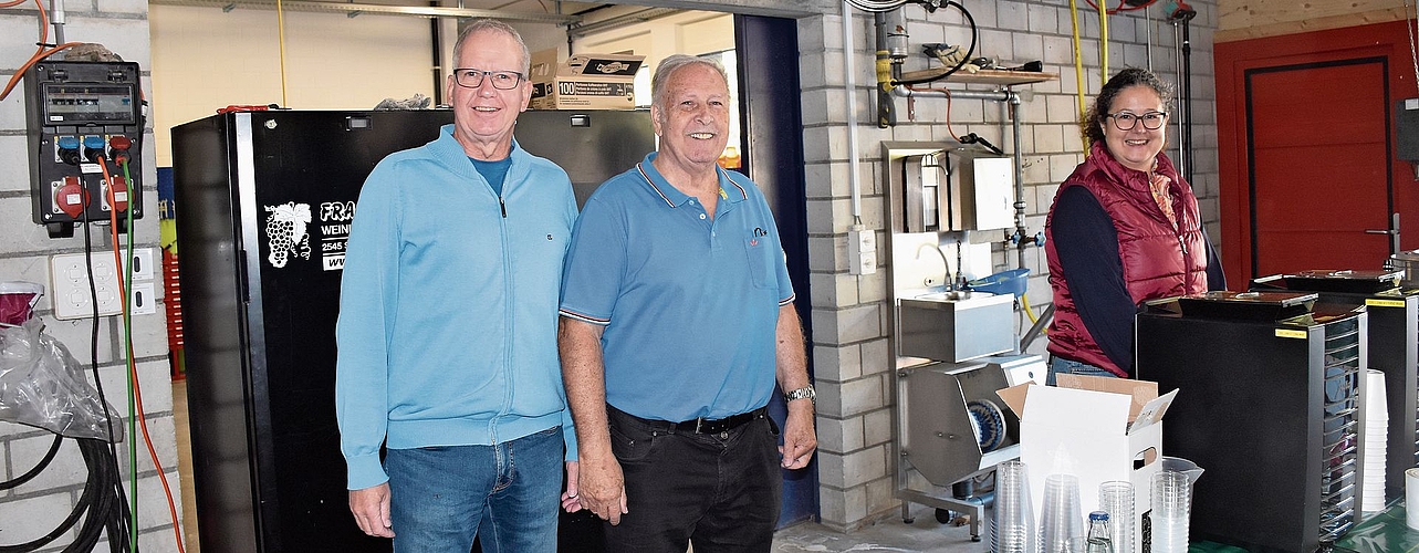 Lachende Gesichter noch vor dem grossen Ansturm in der Festwirtschaft im Selzacher Werkhof (von links): Beat Geissbühler und Rolf Marti von der Männerriege Selzach sowie Tina Zuber vom Schafzuchtverein Grenchen-Selzach-Solothurn und Umgebung. Lachende Gesichter noch vor dem grossen Ansturm in der Festwirtschaft im Selzacher Werkhof (von links): Beat Geissbühler und Rolf Marti von der Männerriege Selzach sowie Tina Zuber vom Schafzuchtverein Grenchen-Selzach-Solothurn und Umgebung.