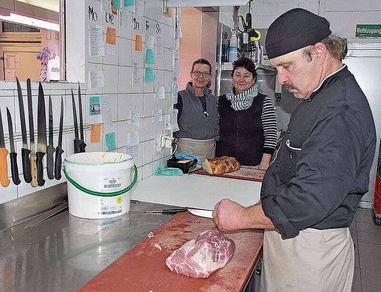 In der Fleisch- und Käseabteilung geschieht vieles «backstage», oder auf gut Deutsch: hinter den Kulissen. Metzger Roger Trüssel ist an der Veredelung eines gut durchzogenen Schweinsnierstückes, Renate Spahr (links) und Nadia Zimmermann stelle