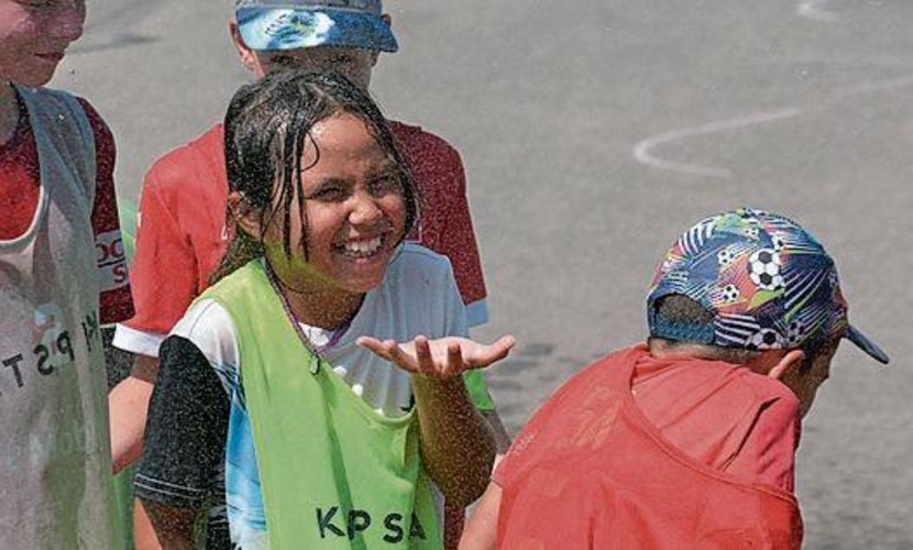An einem heissen Sommertag kann eine kalte Dusche für einmal ganz positiv sein.