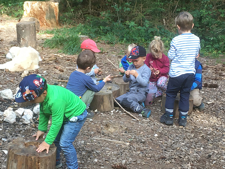 Im Wald können sich Kinder bei Spiel und Spass ganz besonders gut erholen. In Grenchen gibt es seit bald 20 Jahren eine Waldspielgruppe. Bild: zvg
