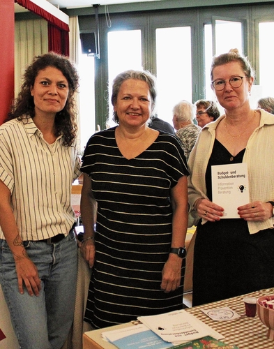 Zum ersten Mal dabei die Fachstelle Beziehungsfragen mit Livia Maesano und Nadia Wiedmer. Rechts Franziska Gilgen von der Budget- und Schuldenberatung.