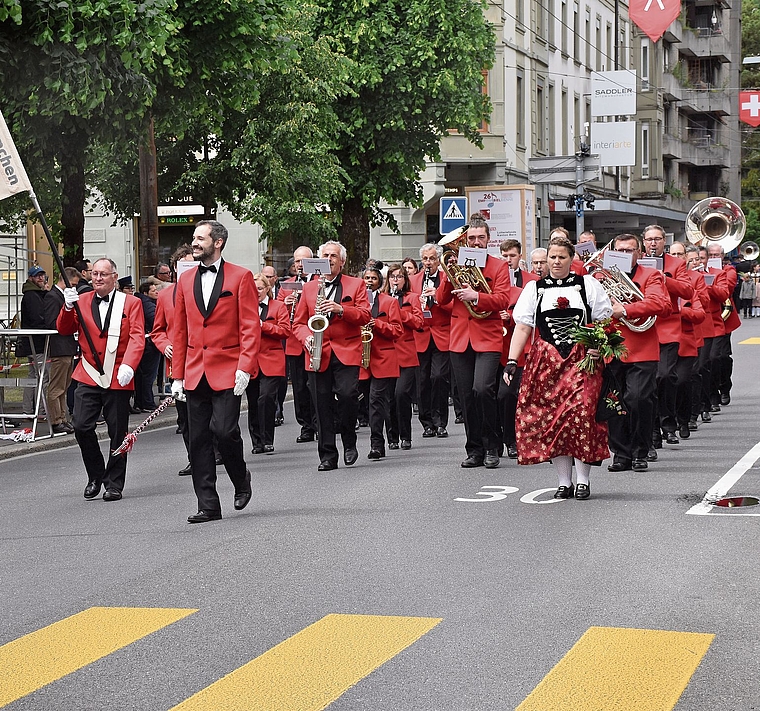 Die Stadtmusik Grenchen zog am Auffahrtstag am Eidgenössischen Musikfest in Biel unter den Augen zahlreicher Zuschauerinnen und Zuschauer in der Sparte Parademusik durch die Zentralstrasse in Biel. Bild: Joseph Weibel