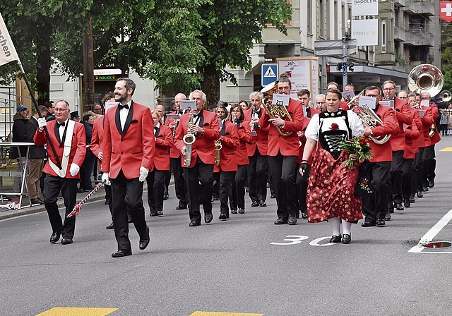 Die Stadtmusik Grenchen zog am Auffahrtstag am Eidgenössischen Musikfest in Biel unter den Augen zahlreicher Zuschauerinnen und Zuschauer in der Sparte Parademusik durch die Zentralstrasse in Biel. Bild: Joseph Weibel