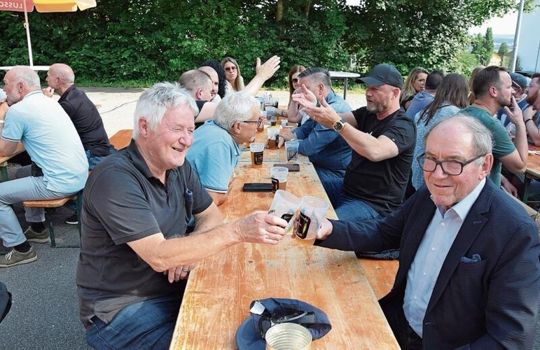 Bruno Grolimund und Grenchens Vize-Stadtpräsident Remo Bill stossen mit dem frisch gezapften Bier an.