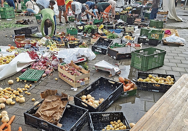 Chaos und Verwüstung am Grenchner Wochenmärit. Nun rollt eine Welle der Solidarität an.Bild: Dorli Enggist
