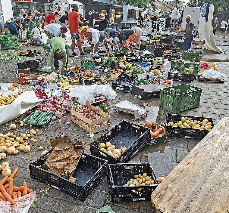 Chaos und Verwüstung am Grenchner Wochenmärit. Nun rollt eine Welle der Solidarität an.Bild: Dorli Enggist