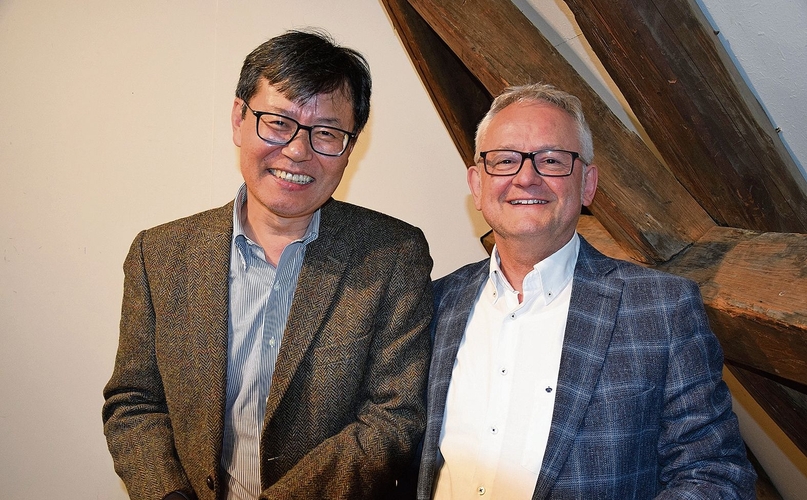 Dr. prof. Rev. Hyuk Cho von der Vancouver School of Theology sorgt als Uhrenliebhaber und Gast des Grenchner und Berner Pfarrers Christoph Schuler (rechts) im Museum für internationales Flair.