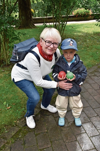Brigitte Sidler ist Stiftungsratspräsidentin des Schlösslis Pieterlen und am Fest mit ihrem Enkel Malio unterwegs.