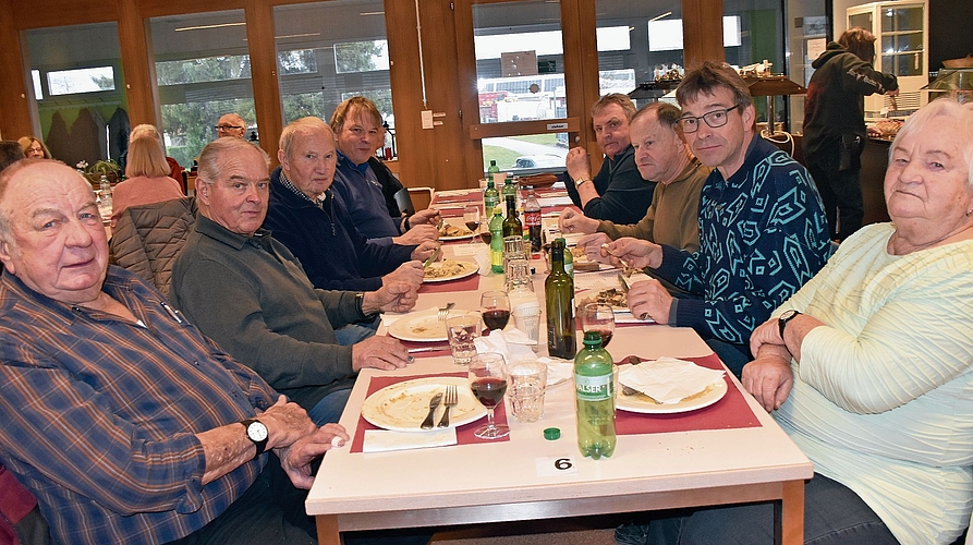 Ein Tisch voller Bürener? «Fast», sagt der Mann vorne links. Er kommt aus Diessbach und wie alle anderen immer gerne an diesen Pilzschmaus.
