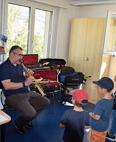 Andreas Moser führt seinen künftigen Musikschülern Blasinstrumente vor.