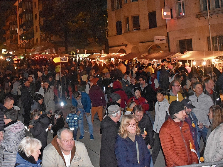Die Chürbisnacht in Grenchen zieht jedes Jahr mehrere tausend Besucherinnen und Besucher aus Grenchen und von weit über die Stadtgrenzen hinaus auf den Marktplatz.Bild: Joseph Weibel (Archivbild 2023)