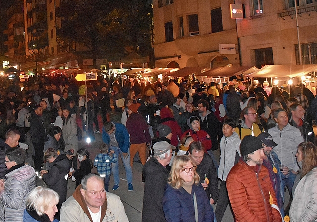 Die Chürbisnacht in Grenchen zieht jedes Jahr mehrere tausend Besucherinnen und Besucher aus Grenchen und von weit über die Stadtgrenzen hinaus auf den Marktplatz.Bild: Joseph Weibel (Archivbild 2023)