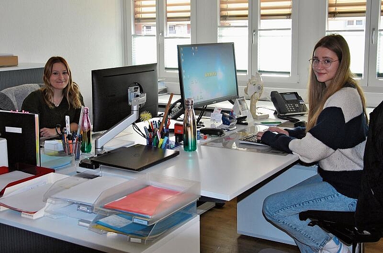 Denis Hübscher (links) und Michelle Katic empfangen am Gemeindeschalter von Arch die tägliche Kundschaft.