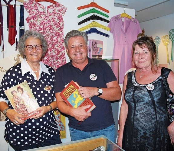 Fröhliche Gesichter an der Finissage der Ausstellung «Kunterbuntes Wirtschaftswunder», die von Luzia Meister (links) inszeniert wurde. Man könnte sich diese Ausstellung «Die prägnante Zeitgeschichte der 50er- Jahre» sogar als Dauerausstellung vorstellen. Rechts von Luzia Meister 
Andreas Kummer und Beatrice Berva.