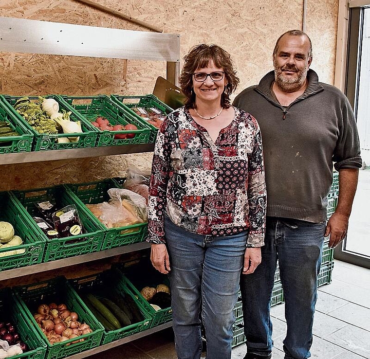 Doris und Ruedi Friedli vor ihrem Regal im neuen Hoflädeli. Vieles im Angebot hat die Marke «Eigenanbau».