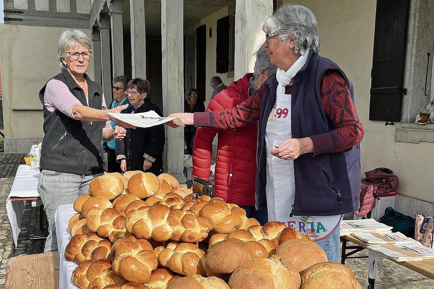 Goldbraune Züpfen und knusprige Brote aus dem Holzofen vor dem Verkauf beim Backhaus in Rüti bei Büren.Bilder: zvg