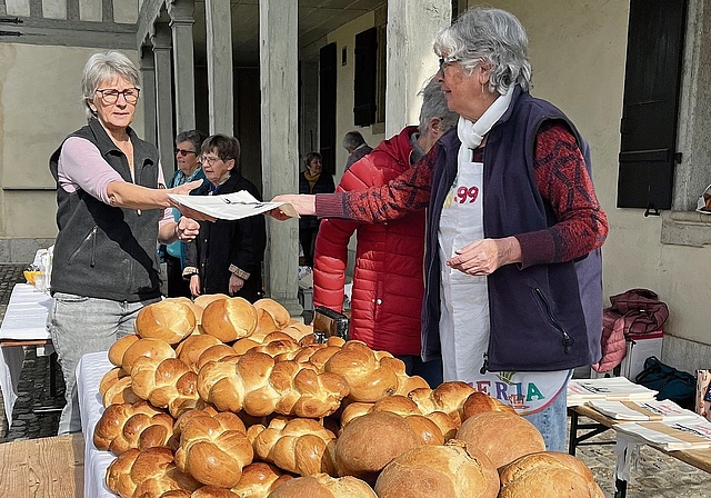 Goldbraune Züpfen und knusprige Brote aus dem Holzofen vor dem Verkauf beim Backhaus in Rüti bei Büren.Bilder: zvg