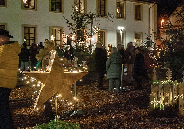 Der Wintergarten auf dem Brunnen-platz in Lengnau präsentiert sich festlich geschmückt.