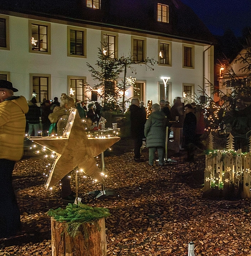 Der Wintergarten auf dem Brunnen-platz in Lengnau präsentiert sich festlich geschmückt.