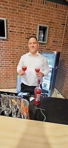 Backstage, aber immer sichtbar: der gebürtige Ungar Thomas als Barkeeper, der während dreier Tage mit vielen stillen Helferinnen und Helfern für das leibliche Wohl der Gäste zuständig war.