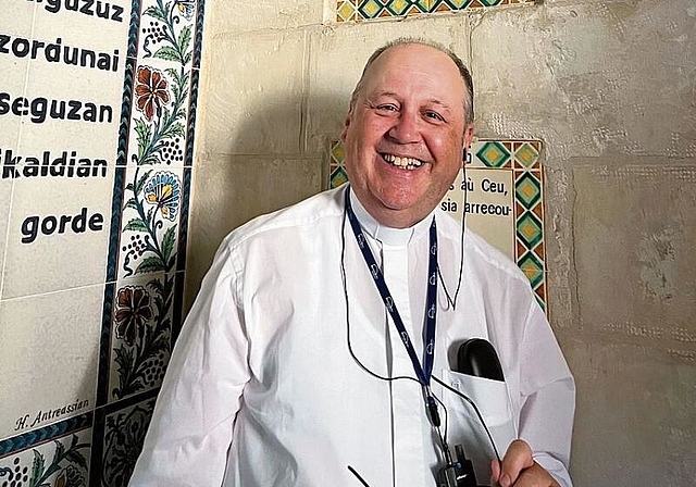 Bischofsvikar Georges Schwickerath begleitete Anfang Mai eine Pilgerreise durch Israel. Auf dem Bild steht Georges Schwickerath im Garten der Paternosterkirche in Jerusalem. Bild: zvg