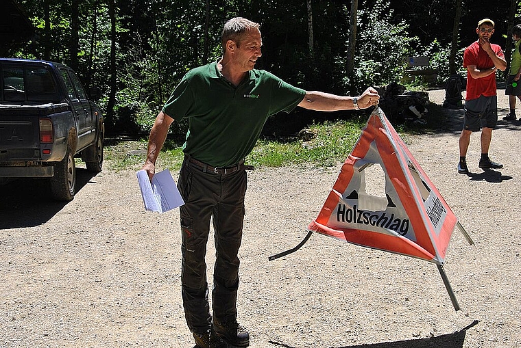 Muss das sein? Revierförster Patrik Mosimann zeigt ein Warnschild, das mutwillig zerstört worden ist.