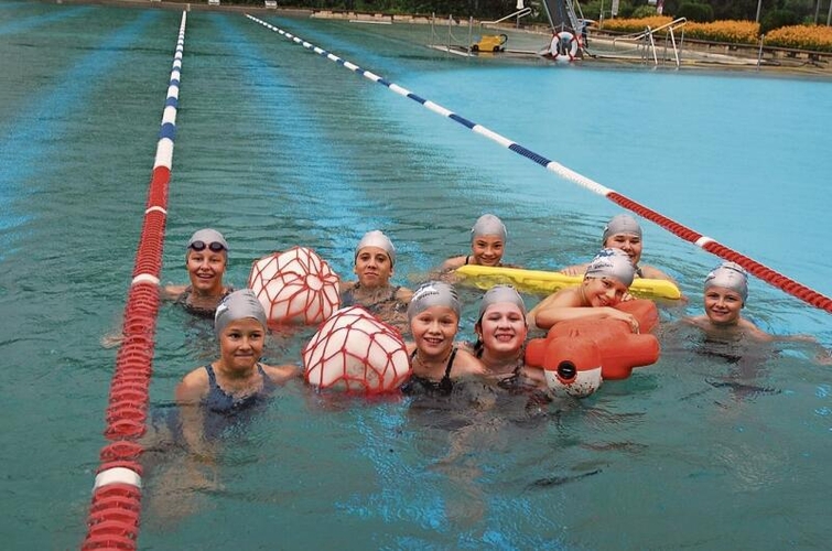 Auch bei Regenwetter wird trainiert: das Training der Jugend vom SLRG Grenchen in der Badi Grenchen.Bilder: Lisa Bertelle