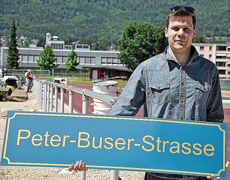 Die Zufahrtsstrasse ins Stadiongelände wird nach dem Hauptsponsor benannt. Elias Meier hat am Montag bereits das offizielle Strassenschild erhalten.