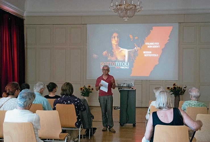 Franco Supino erläuterte vor Filmbeginn den historischen Kontext und die Handlung des Films «Noi credevamo» auf Deutsch.
