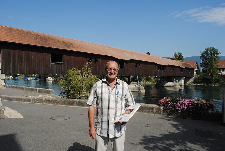 Alt-Feuerwehrkommandant Peter Wälti vor Bürens Wahrzeichen: Der Holzbrücke, die vor 20 Jahren wiederaufgebaut wurde.
