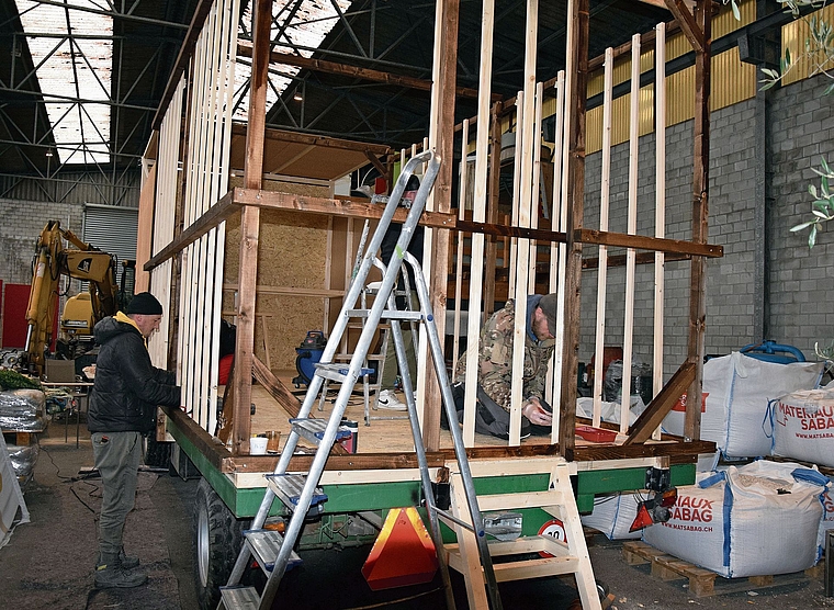 Der Umzugswagen der Faschingszunft kurz vor seiner Vollendung. Der Affenkäfig gilt als ausbruchsicher.