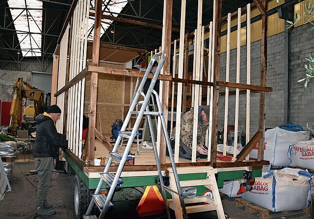 Der Umzugswagen der Faschingszunft kurz vor seiner Vollendung. Der Affenkäfig gilt als ausbruchsicher.