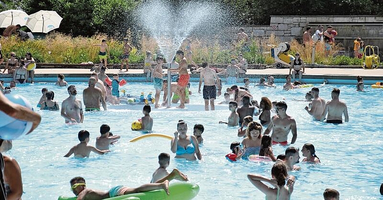 Grossandrang in der Grenchner Badi. Bei Temperaturen von über 33 Grad stürzte sich Gross und Klein ins kühle Nass. Bild: Daniel Martiny