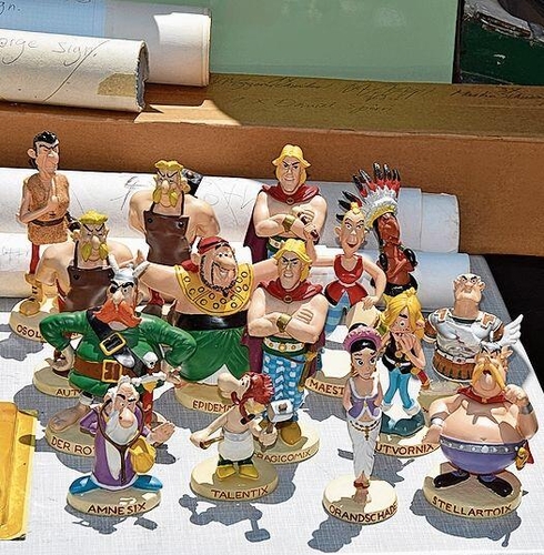 Nicht nur Bilder stehen zum Verkauf: Original-Asterix-Figuren ziehen viele Blicke auf sich.