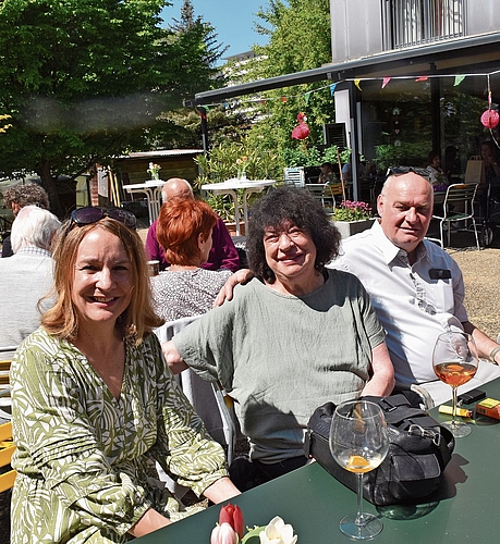 Stadtpräsidentin Susanne Sahli (links) genoss ebenso den wunderbaren Frühlingstag wie die ehemalige Stadtbibliothekarin Brigitte Stettler sowie Gemeinderat und Rodania-Stiftungsratsmitglied Yvo von Büren. 
